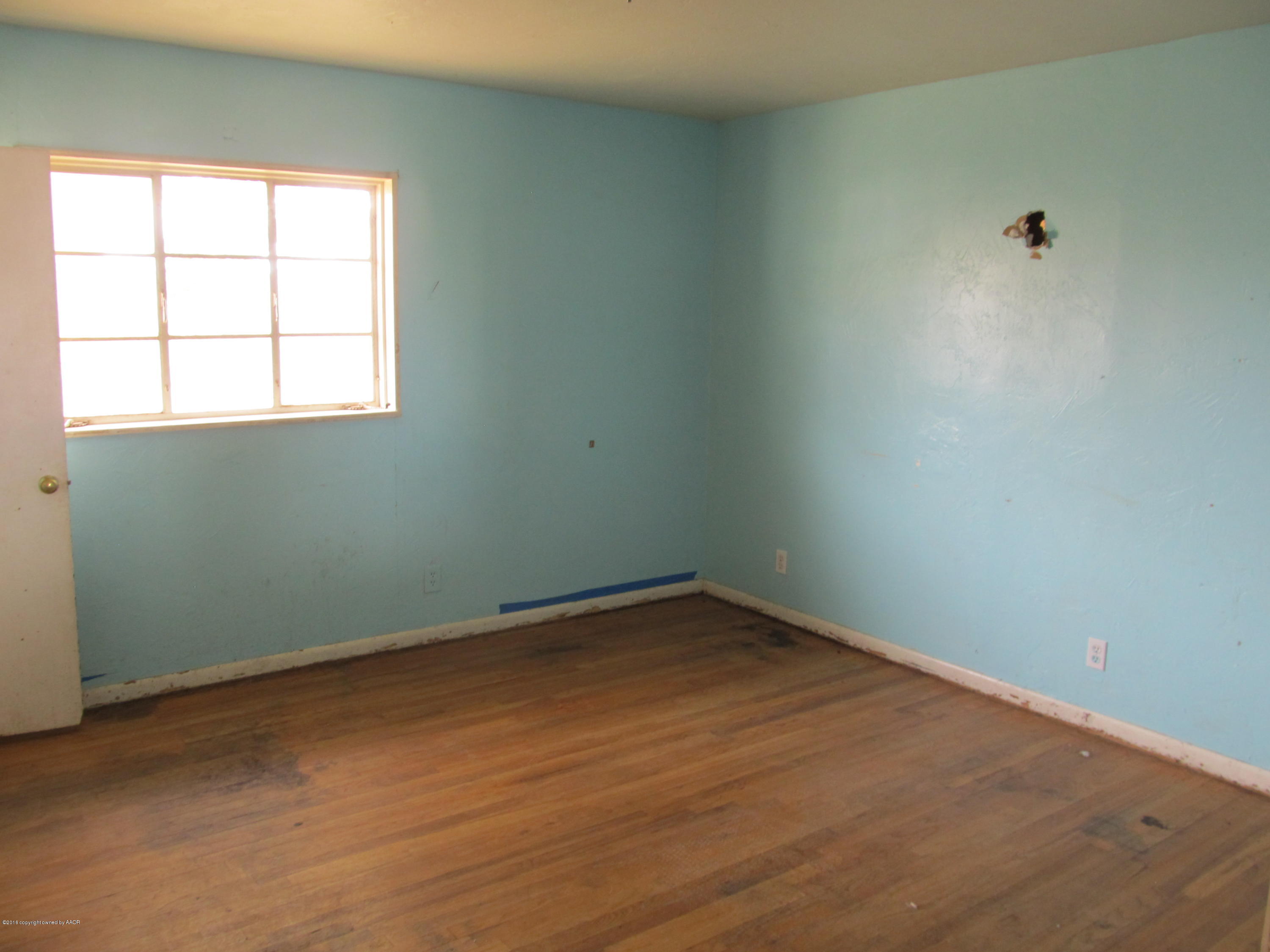 4103 South Bonham Street Amarillo, TX 79110 - Photo 8 of 13 an empty room with a window