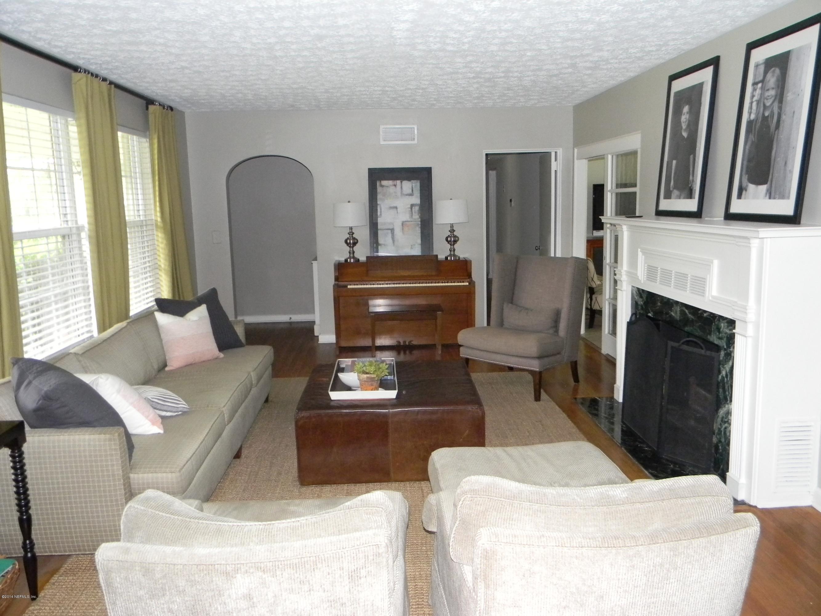 845 Waterman Road North Jacksonville, FL 32207 - Photo 3 of 27 Living Room