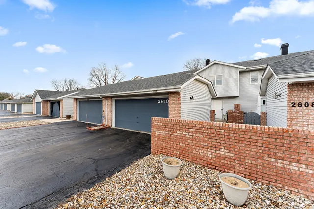 $260,000 | 2610 Knollwood Drive, Crown Point, IN 46307