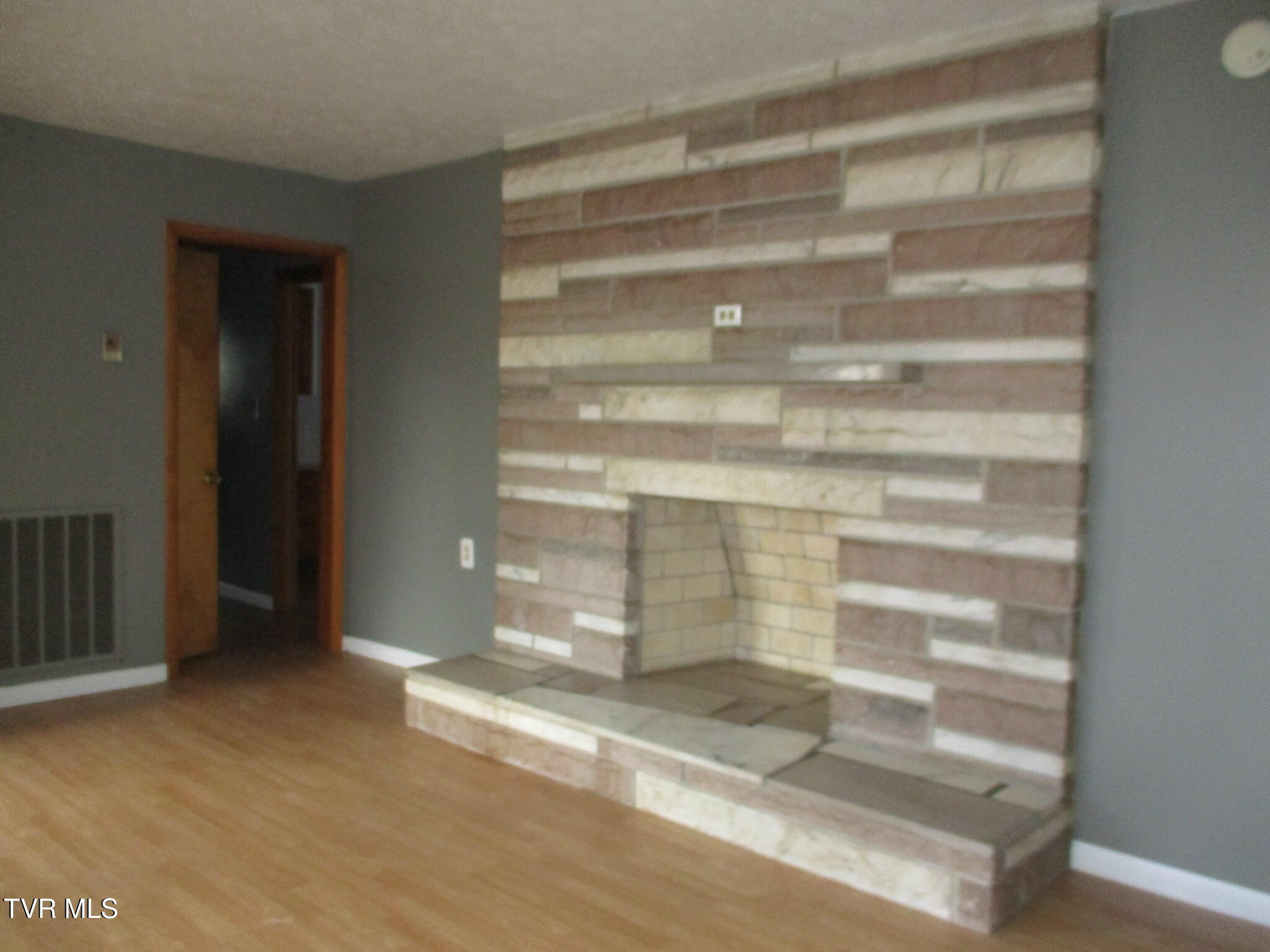 157 Raintree Drive Kingsport, TN 37665 - Photo 2 of 12 IMG_1801