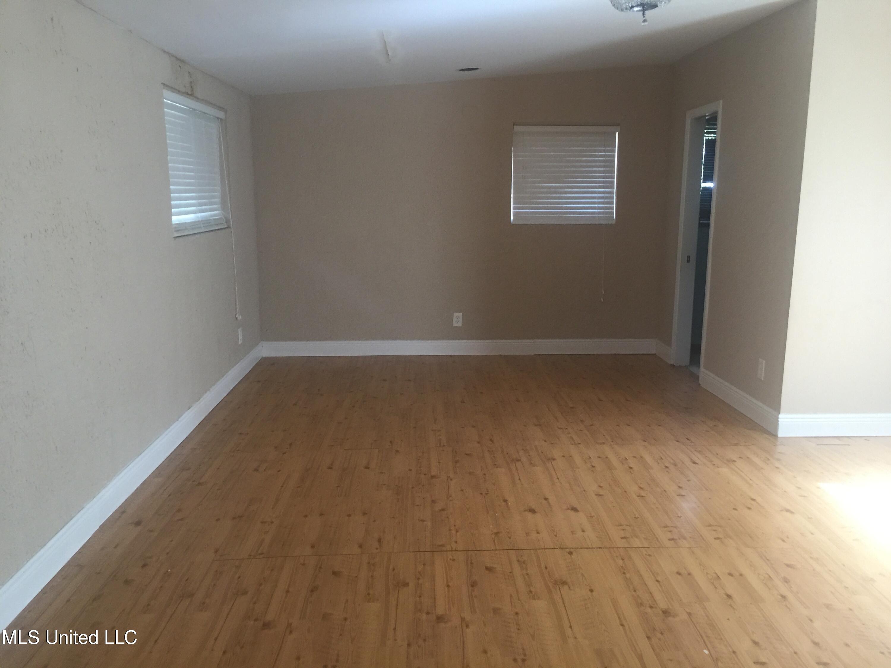 2758 East Benwood Drive Jackson, MS 39204 - Photo 4 of 10 benwood taable area