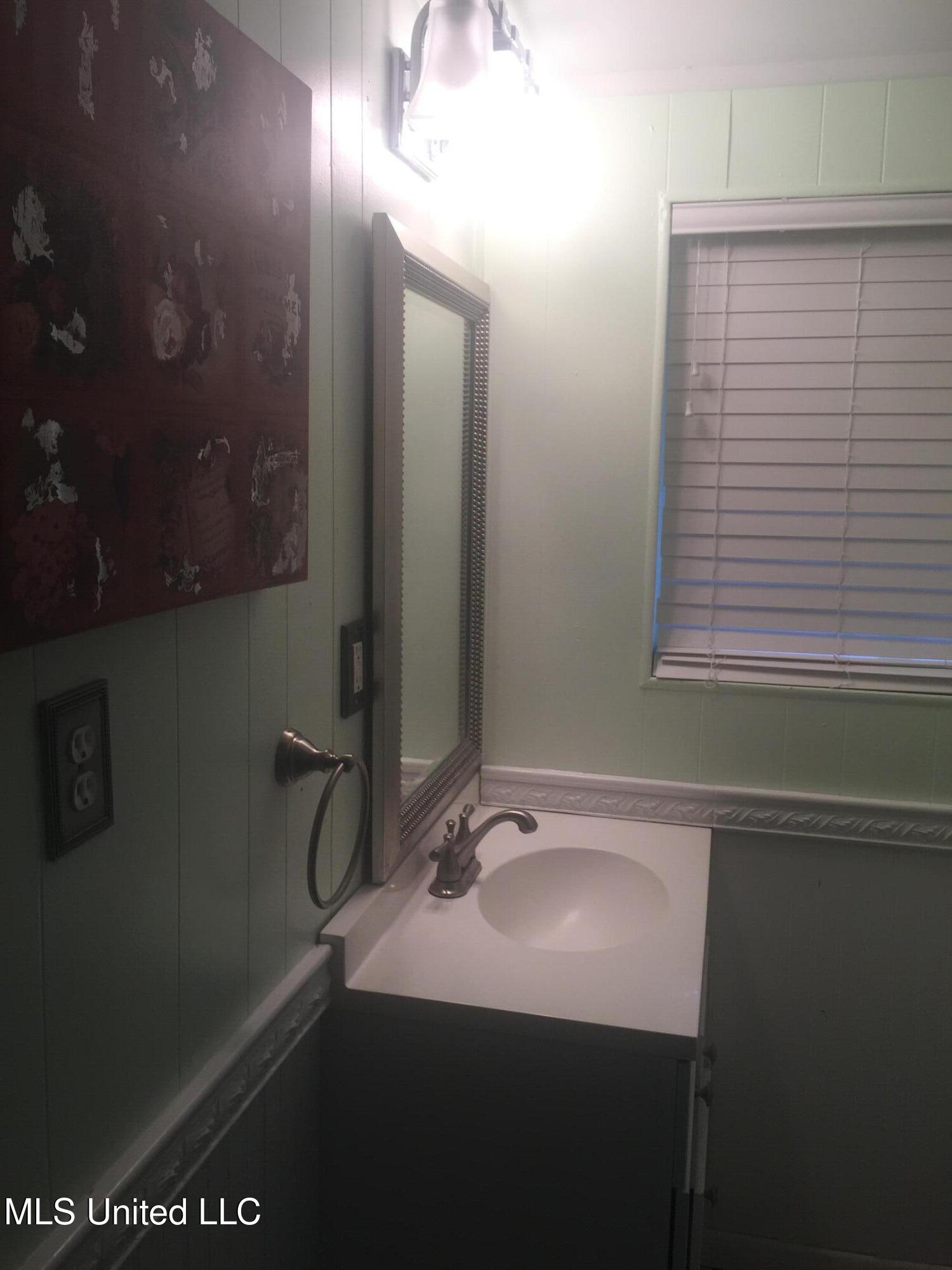 2758 East Benwood Drive Jackson, MS 39204 - Photo 5 of 10 benwood hall bathroom