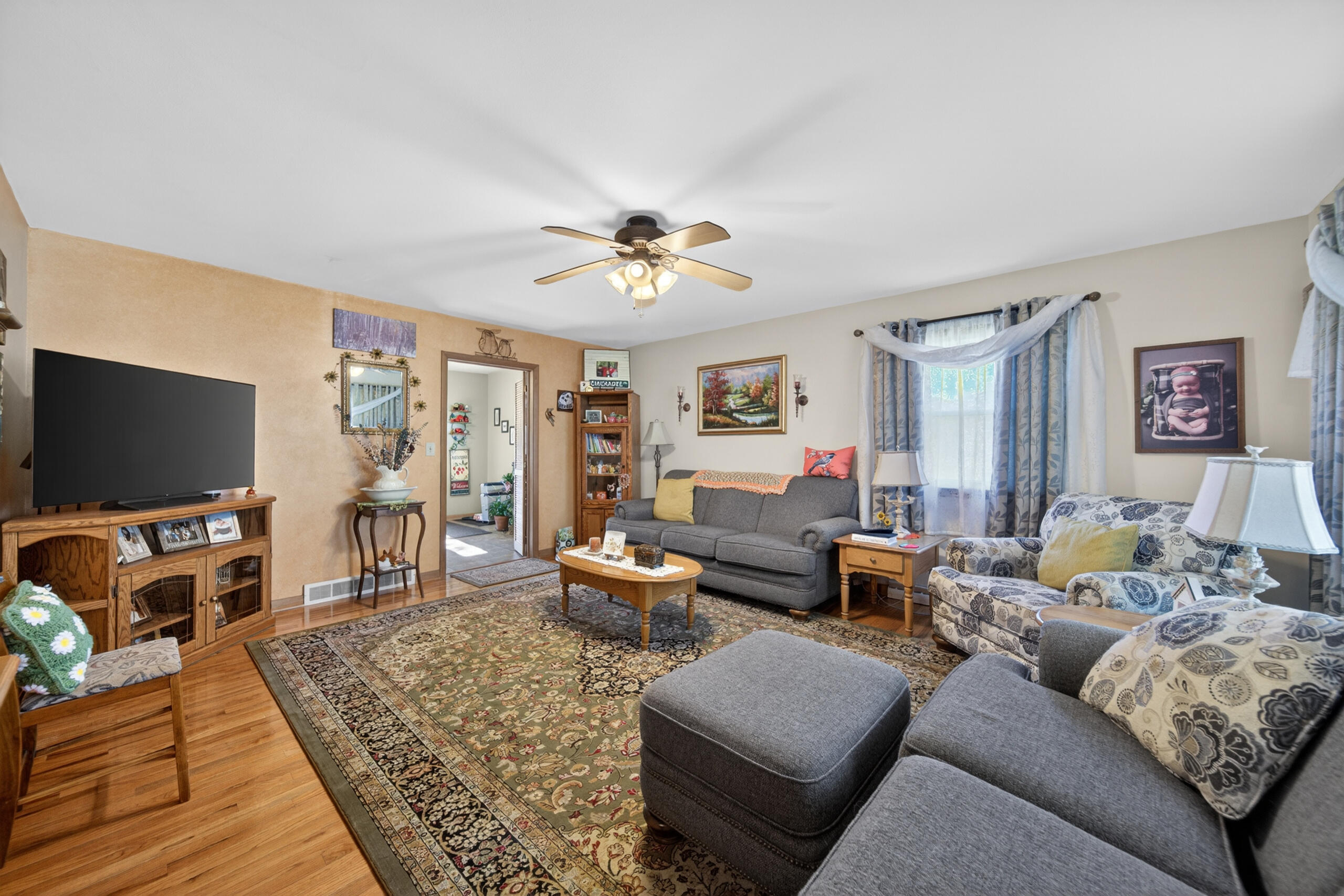 2915 South 16th Street Sheboygan, WI 53081 - Photo 16 of 48 Living Room