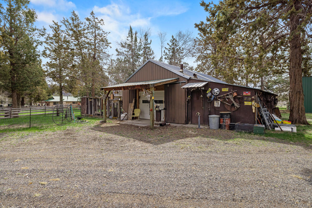 47477 Gerber Road Bonanza, OR 97623 - Photo 29 of 63 a front view of a house with garden
