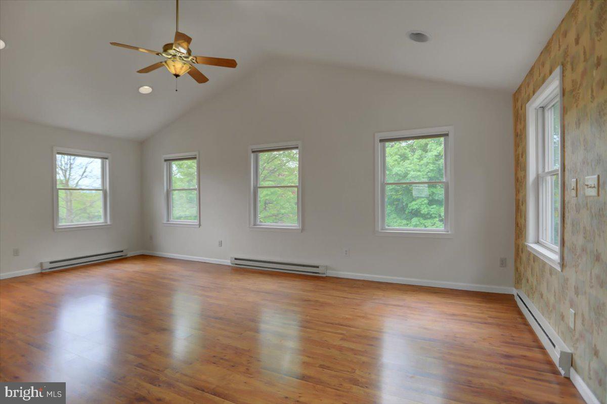 Family room w/cathedral ceiling