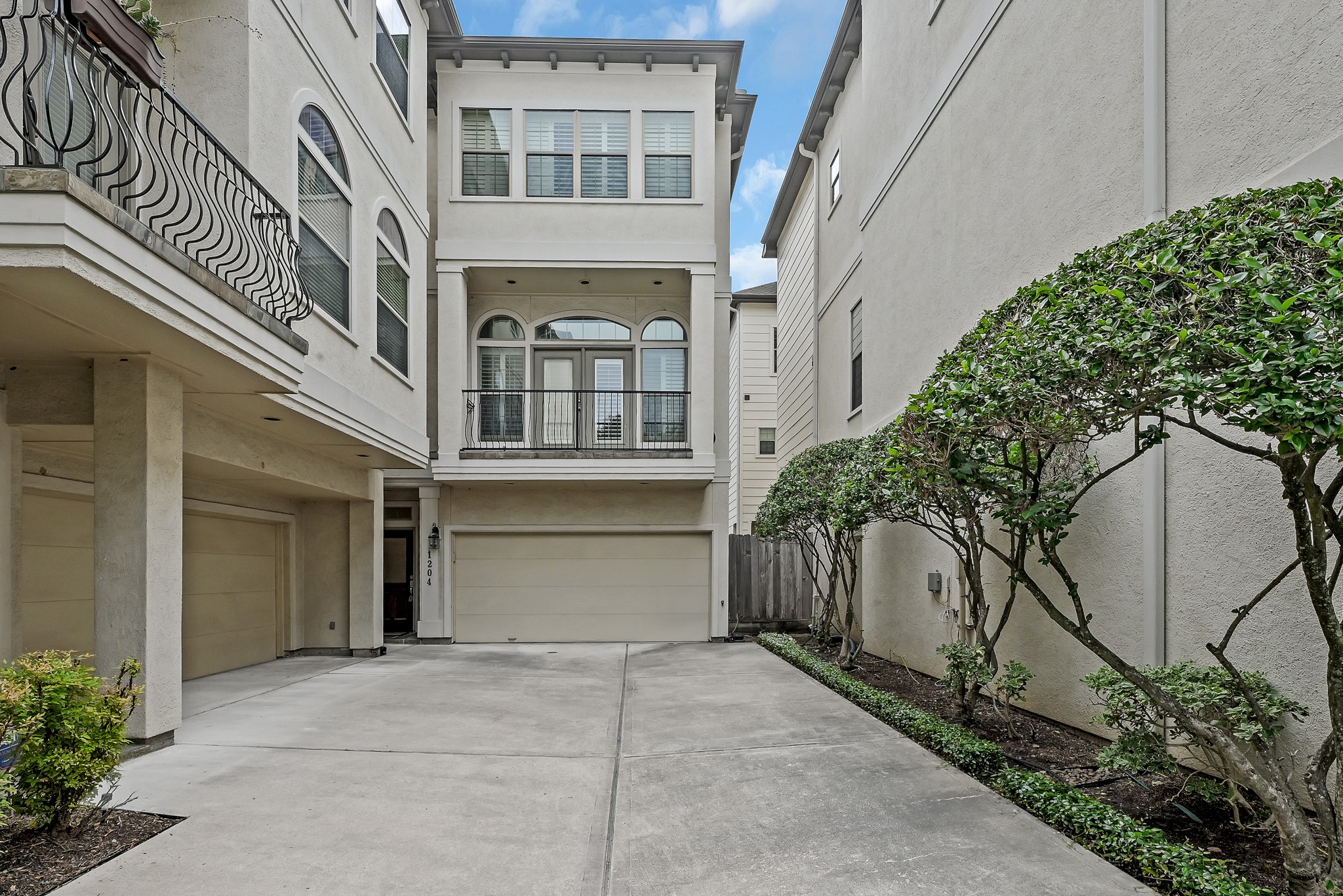 1204 Cohn Street Houston, TX 77007 - Photo 1 of 25 front view of a building