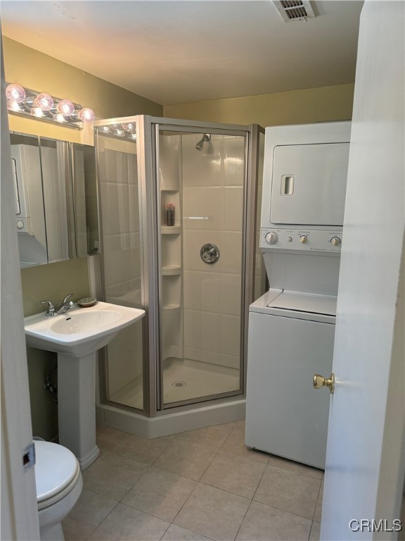 205 Cool Creek Lane Lake Arrowhead, CA 92352 - Photo 9 of 14 a bathroom with a sink a toilet and shower