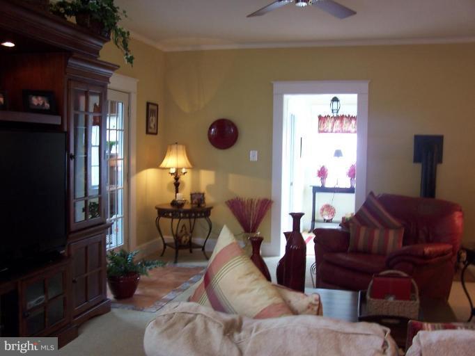 200 Huron Road Catonsville, MD 21228 - Photo 13 of 25 Living Room