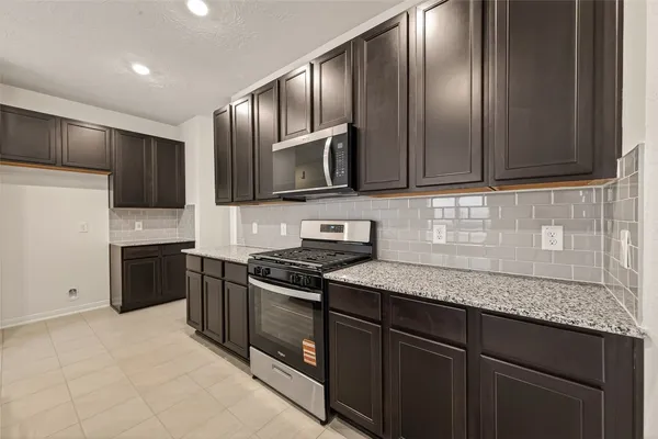 $1,950 | 814 Mustang Rdg Terrace, Magnolia, TX 77354