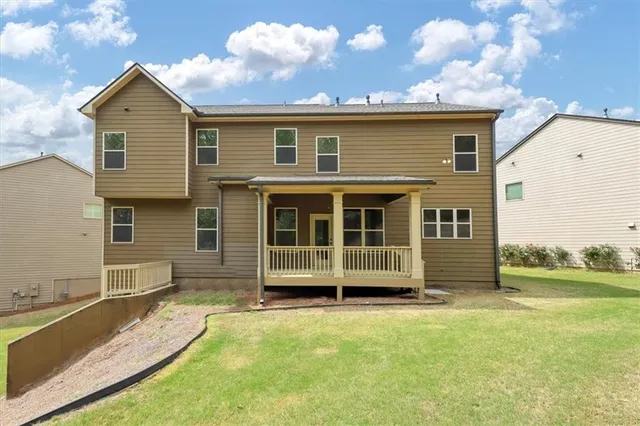 a view of a house with a yard