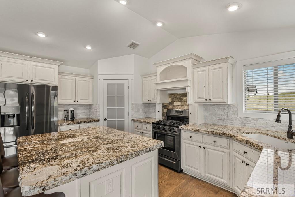 7232 East Middle Fork Road Idaho Falls, ID 83406 - Photo 13 of 72 Kitchen