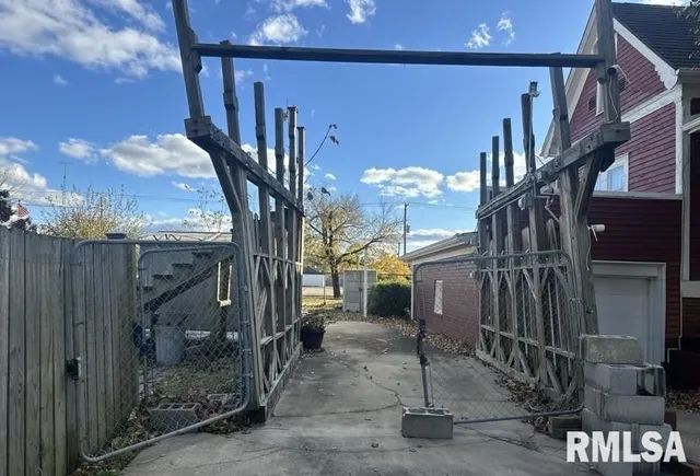 $44,900 | 204 North Maple Street, Christopher, IL 62822