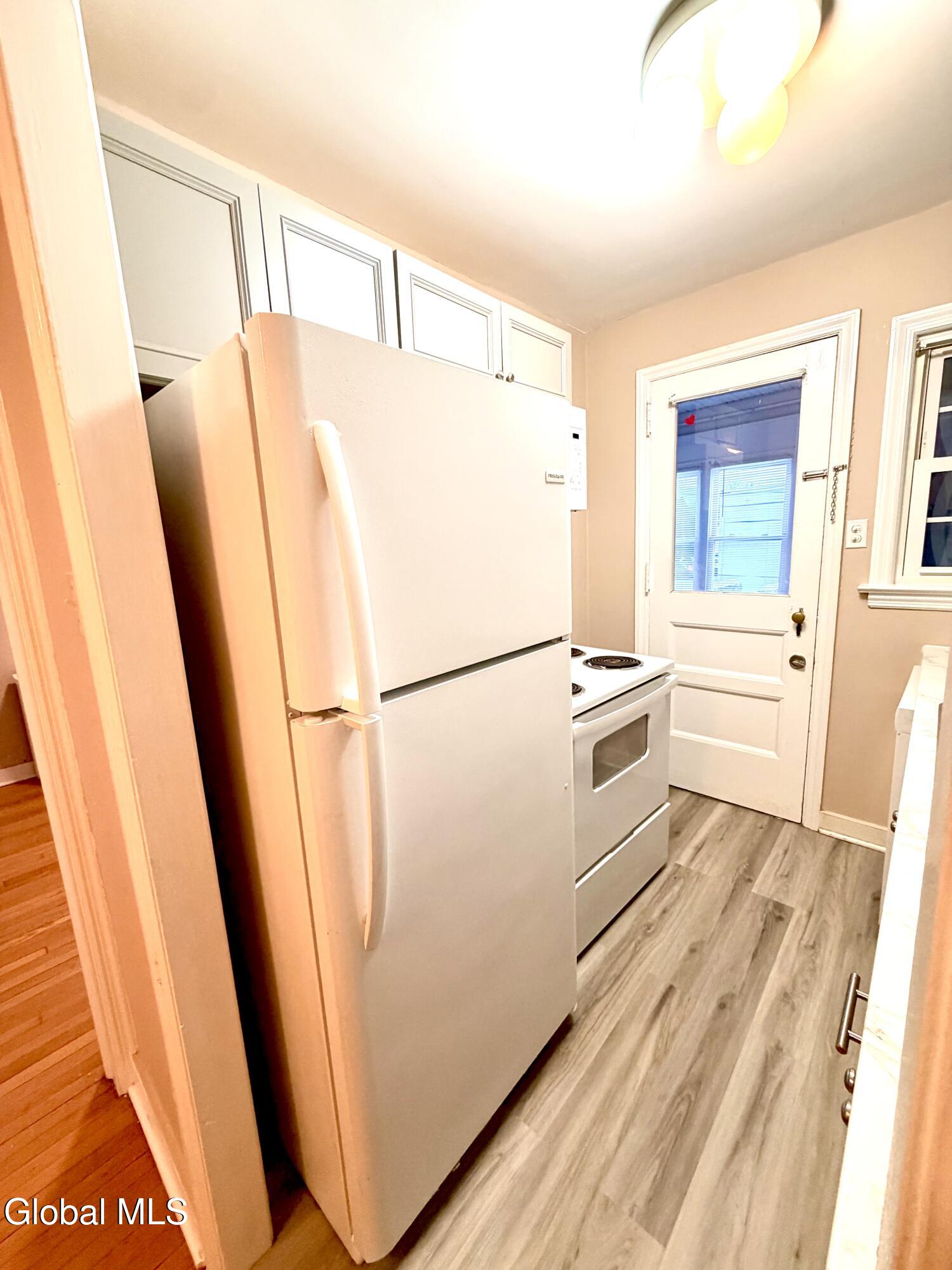 2224 Crescent Road, Unit 4 Niskayuna, NY 12309 - Photo 4 of 10 Kitchen