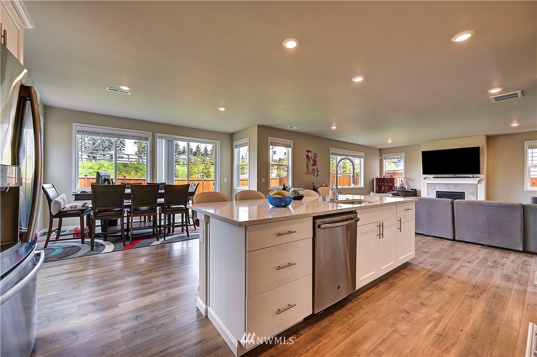 13712 Southeast 185th Way Renton, WA 98058 - Photo 5 of 24 Gallery Image 5
