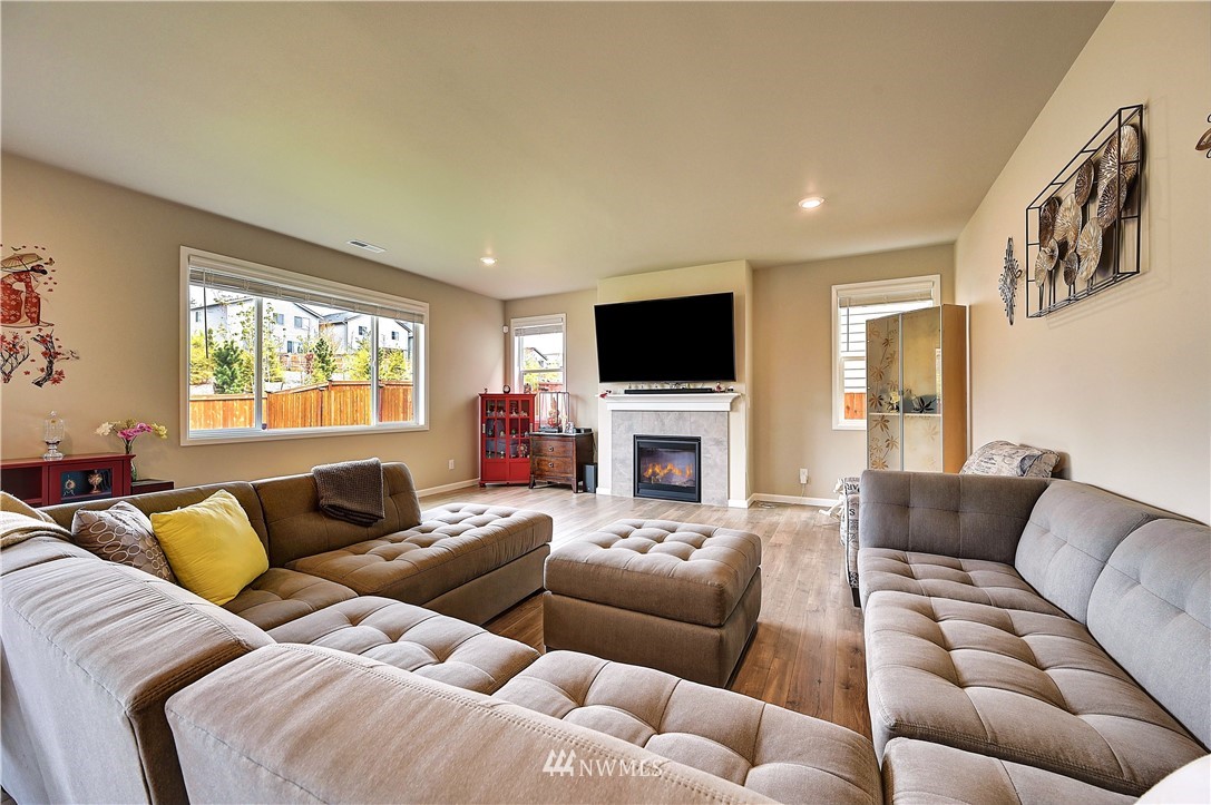 13712 Southeast 185th Way Renton, WA 98058 - Photo 8 of 24 Gallery Image 8