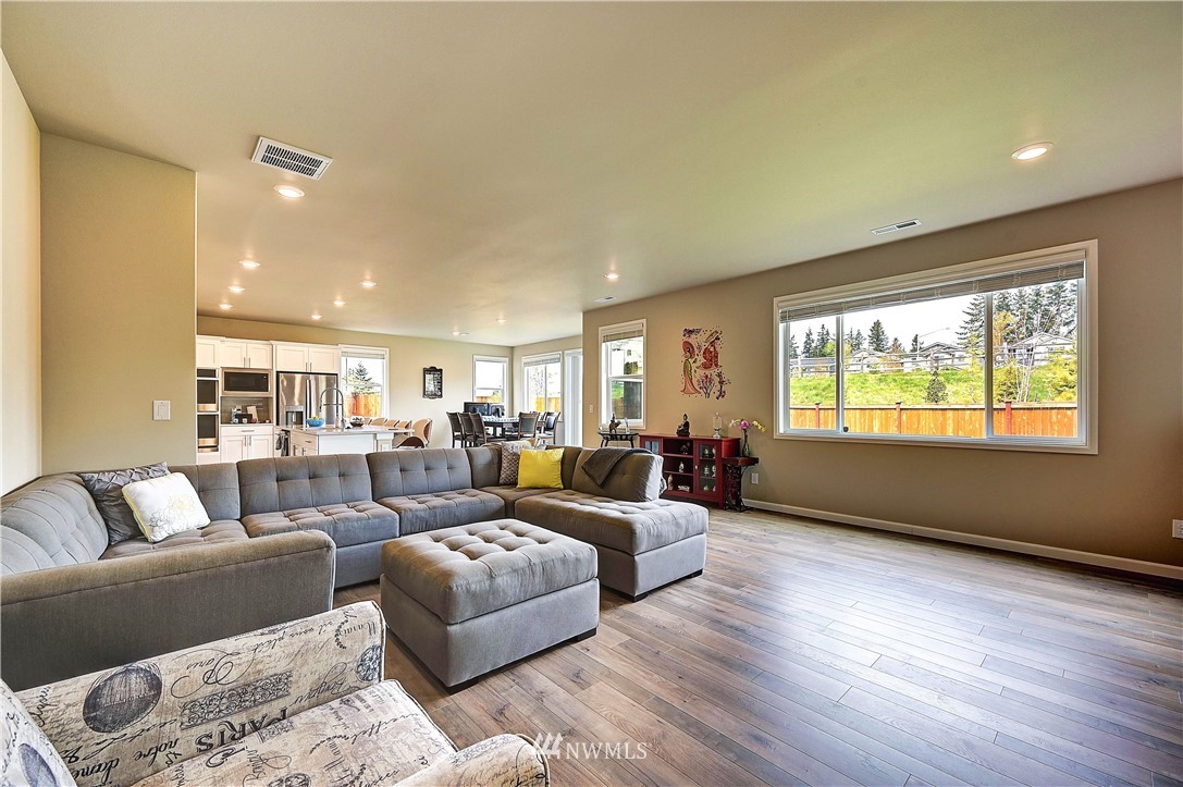 13712 Southeast 185th Way Renton, WA 98058 - Photo 9 of 24 Gallery Image 9