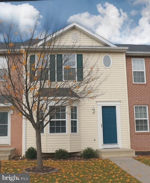 Beautifully-maintained townhome available for rent
