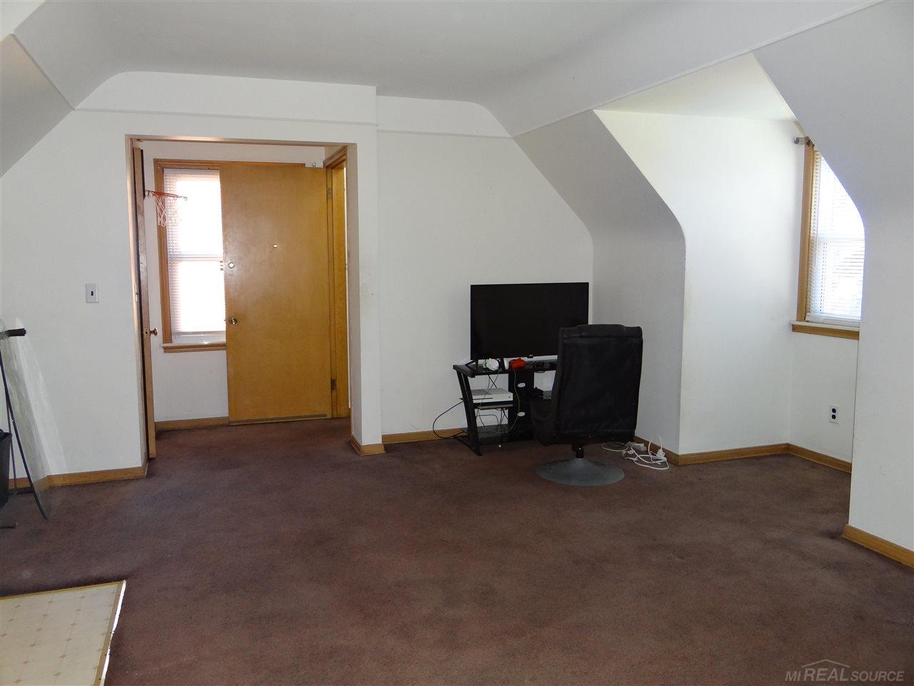 2037 Vernier Road Grosse Pointe, MI 48236 - Photo 22 of 38 50053995-21.JPG
