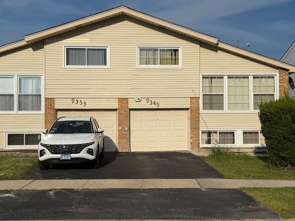 $340,000 | 9349 Twin Oaks Lane, Des Plaines, IL 60016