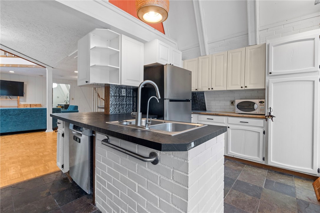 535 Log Road Smithfield, RI 02917 - Photo 8 of 48