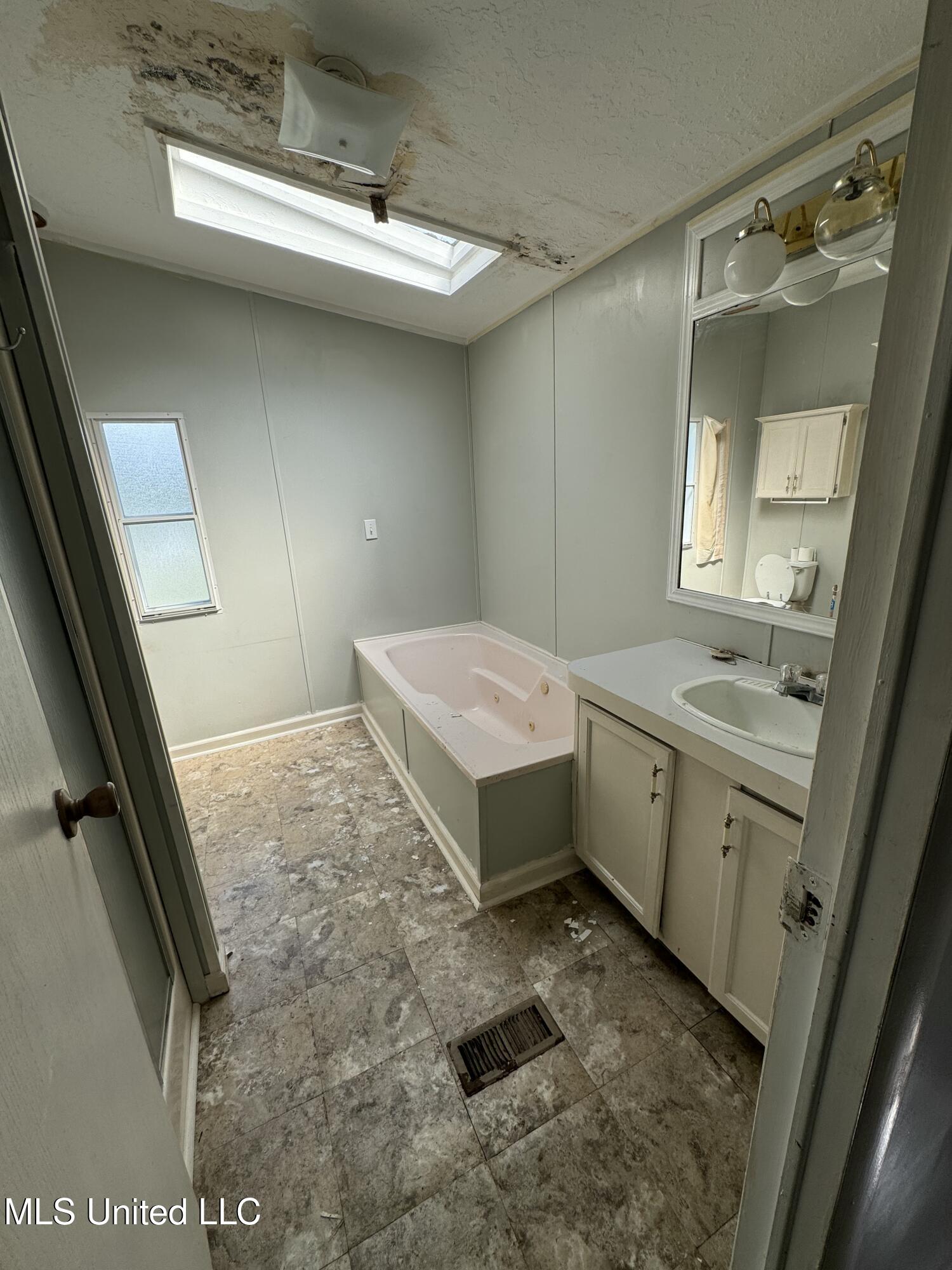 3933 Highway 43 Brandon, MS 39047 - Photo 6 of 19 IMG_1403