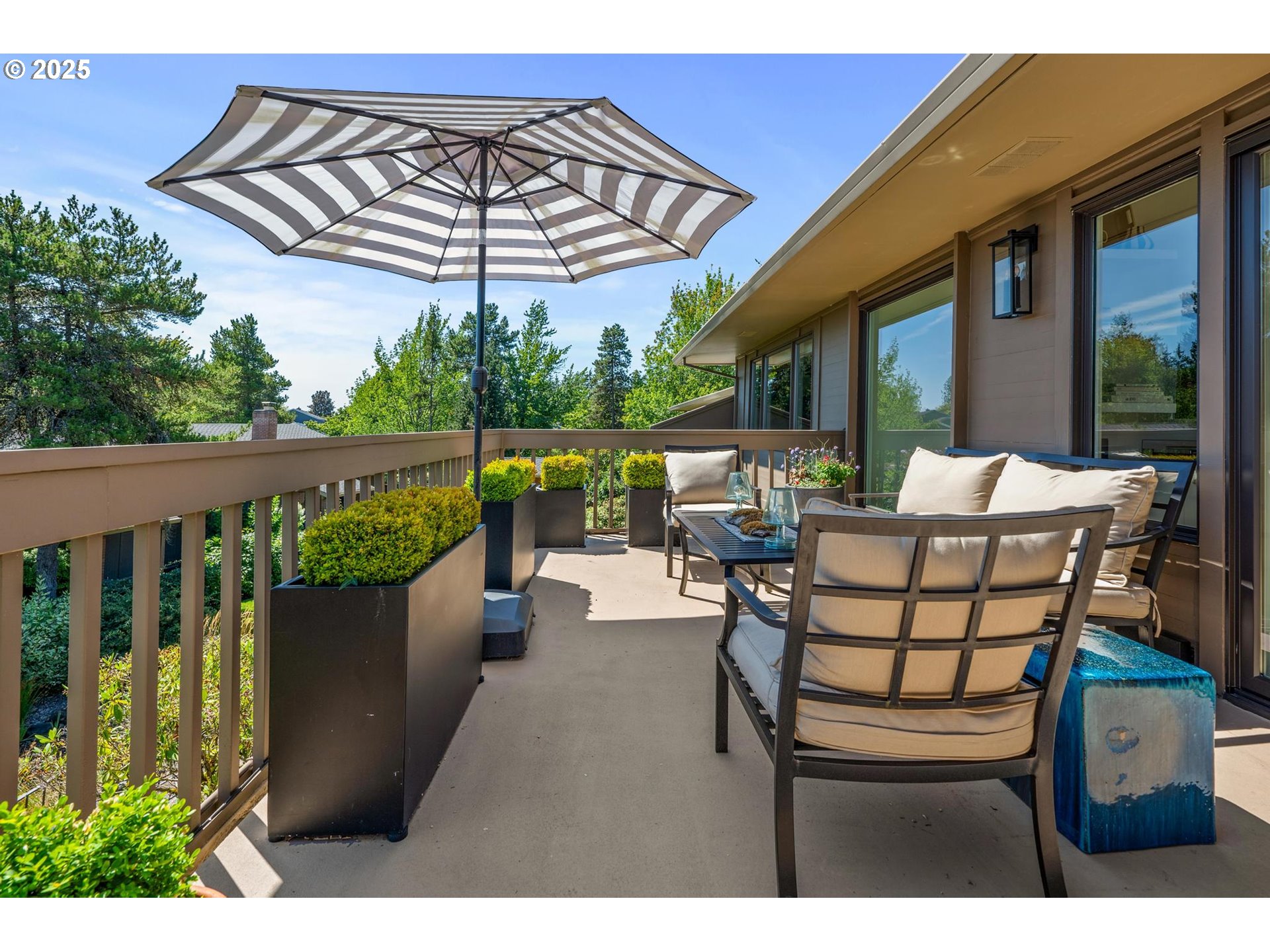 40 Southwest Condolea Court Lake Oswego, OR 97035 - Photo 19 of 39 a view of a chairs and table in the patio