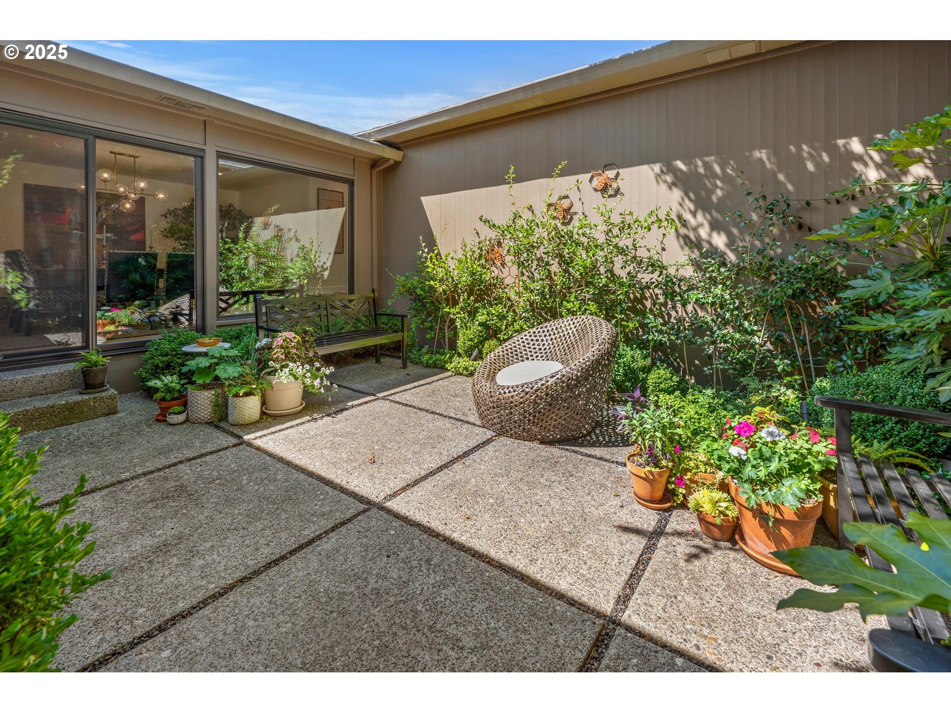 40 Southwest Condolea Court Lake Oswego, OR 97035 - Photo 21 of 39 a outdoor living space with furniture