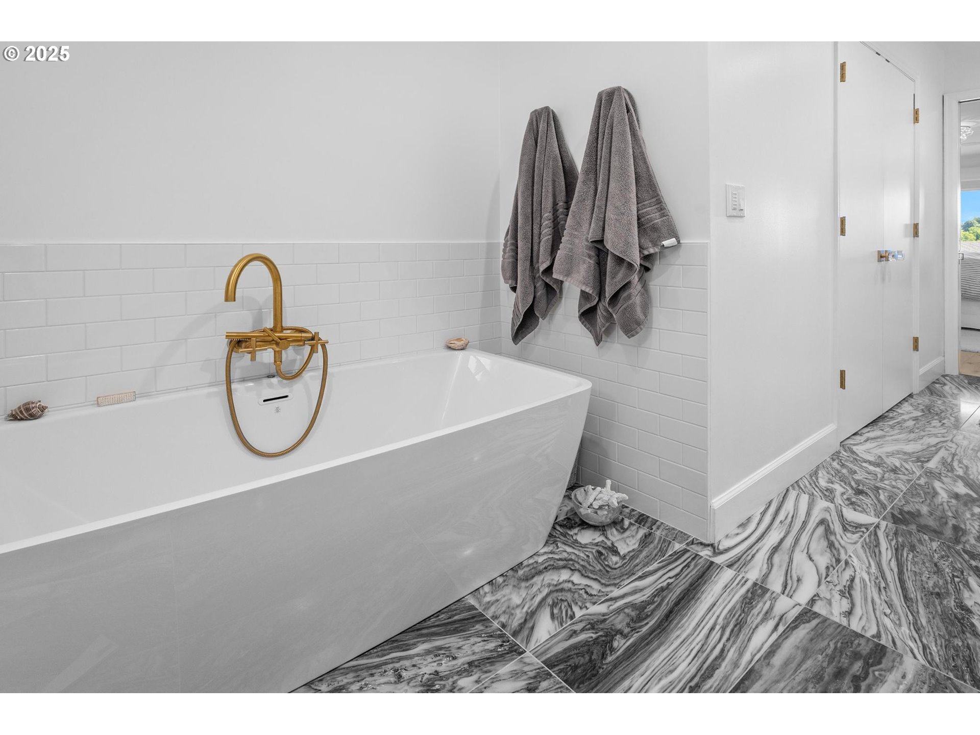 40 Southwest Condolea Court Lake Oswego, OR 97035 - Photo 24 of 39 a view of a room with wooden floor