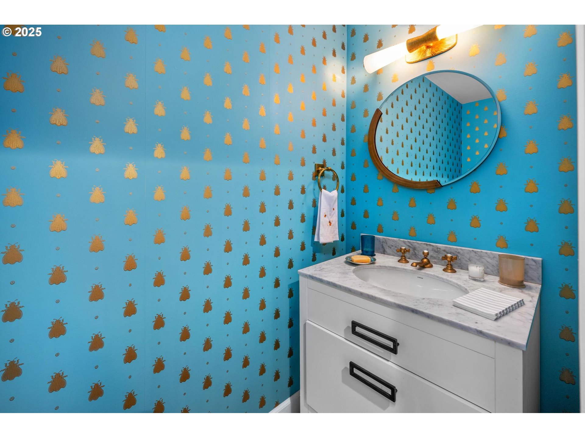 40 Southwest Condolea Court Lake Oswego, OR 97035 - Photo 28 of 39 a bathroom with a sink a mirror and a toilet