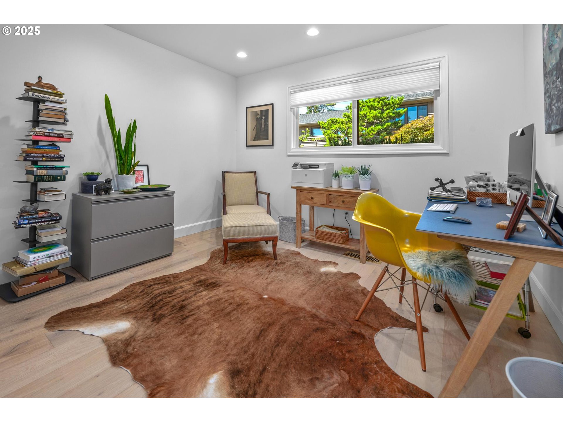 40 Southwest Condolea Court Lake Oswego, OR 97035 - Photo 29 of 39 a living room with furniture and a flat screen tv