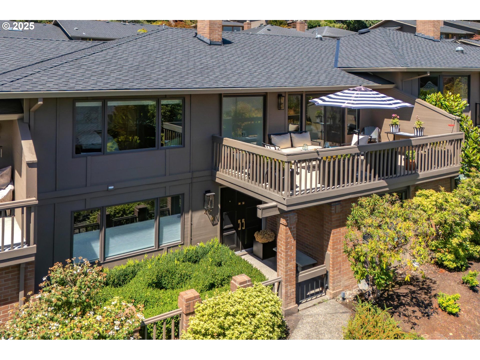 40 Southwest Condolea Court Lake Oswego, OR 97035 - Photo 38 of 39 a front view of a house with a yard