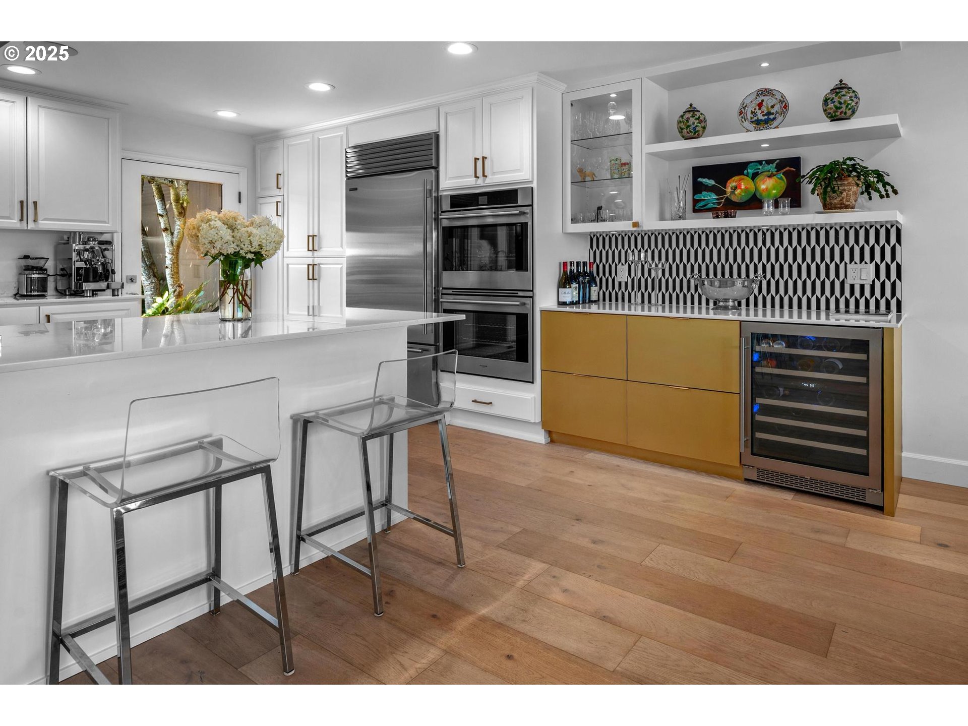 40 Southwest Condolea Court Lake Oswego, OR 97035 - Photo 8 of 39 a living room with furniture and a wooden floor