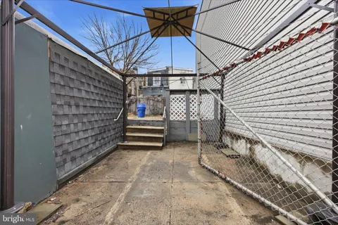 a view of entryway with a outdoor