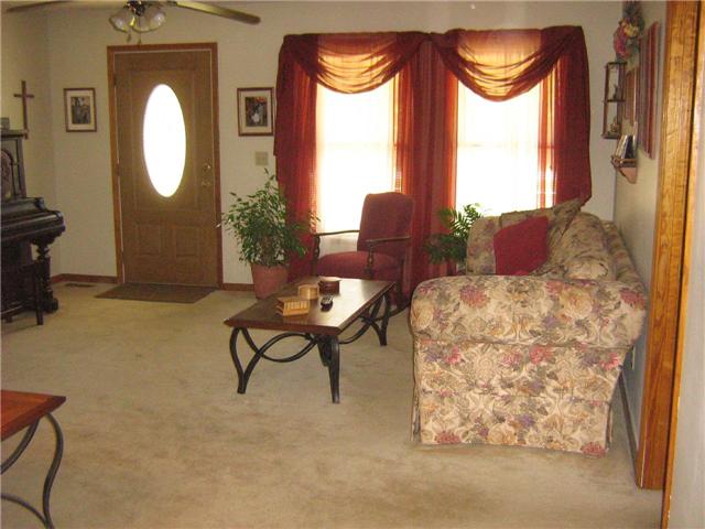 516 Brasfield Road Dresden, TN 38225 - Photo 4 of 14 a living room with furniture and a window