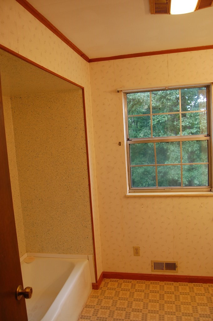 289 Dogwood Circle Decatur, TN 37322 - Photo 28 of 42 a bathroom with a bathtub
