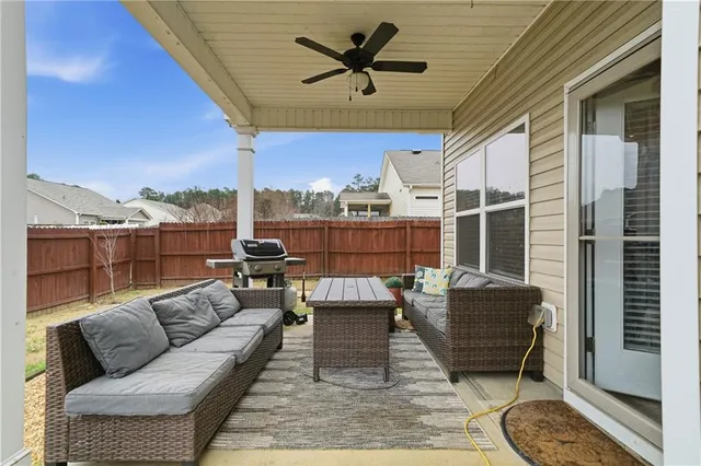 a view of a backyard