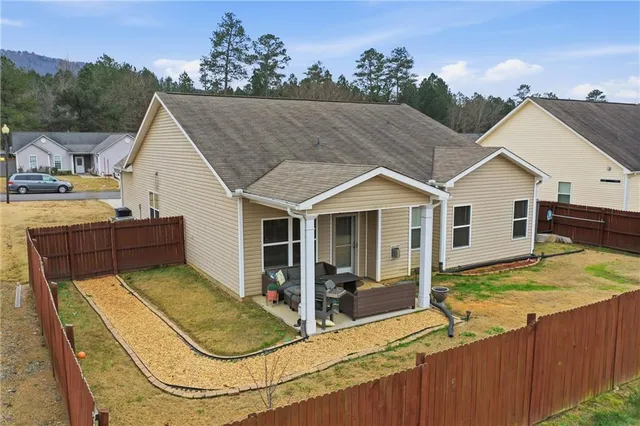a view of a house with backyard
