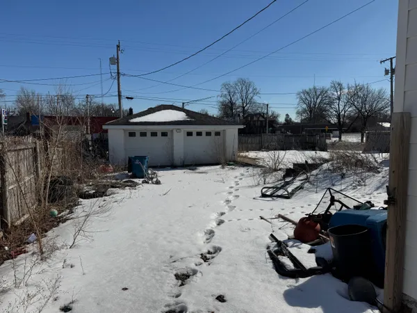 a view of a backyard