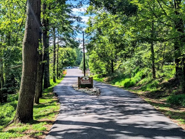 a sign that is sitting in the middle of a yard