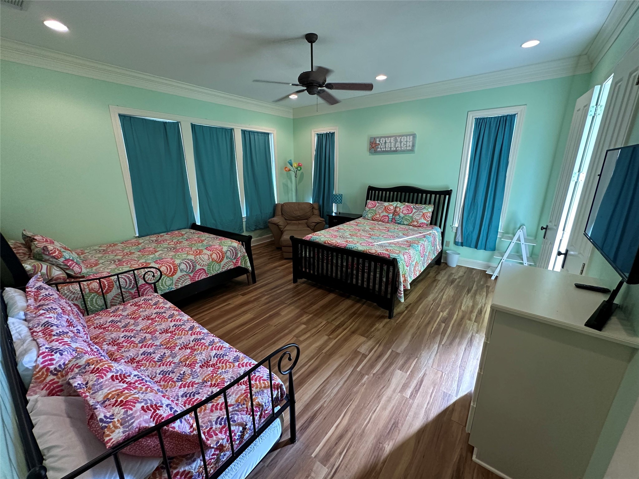 2529 Howell Crystal Beach, TX 77650 - Photo 33 of 41 a bedroom with two beds and a large mirror