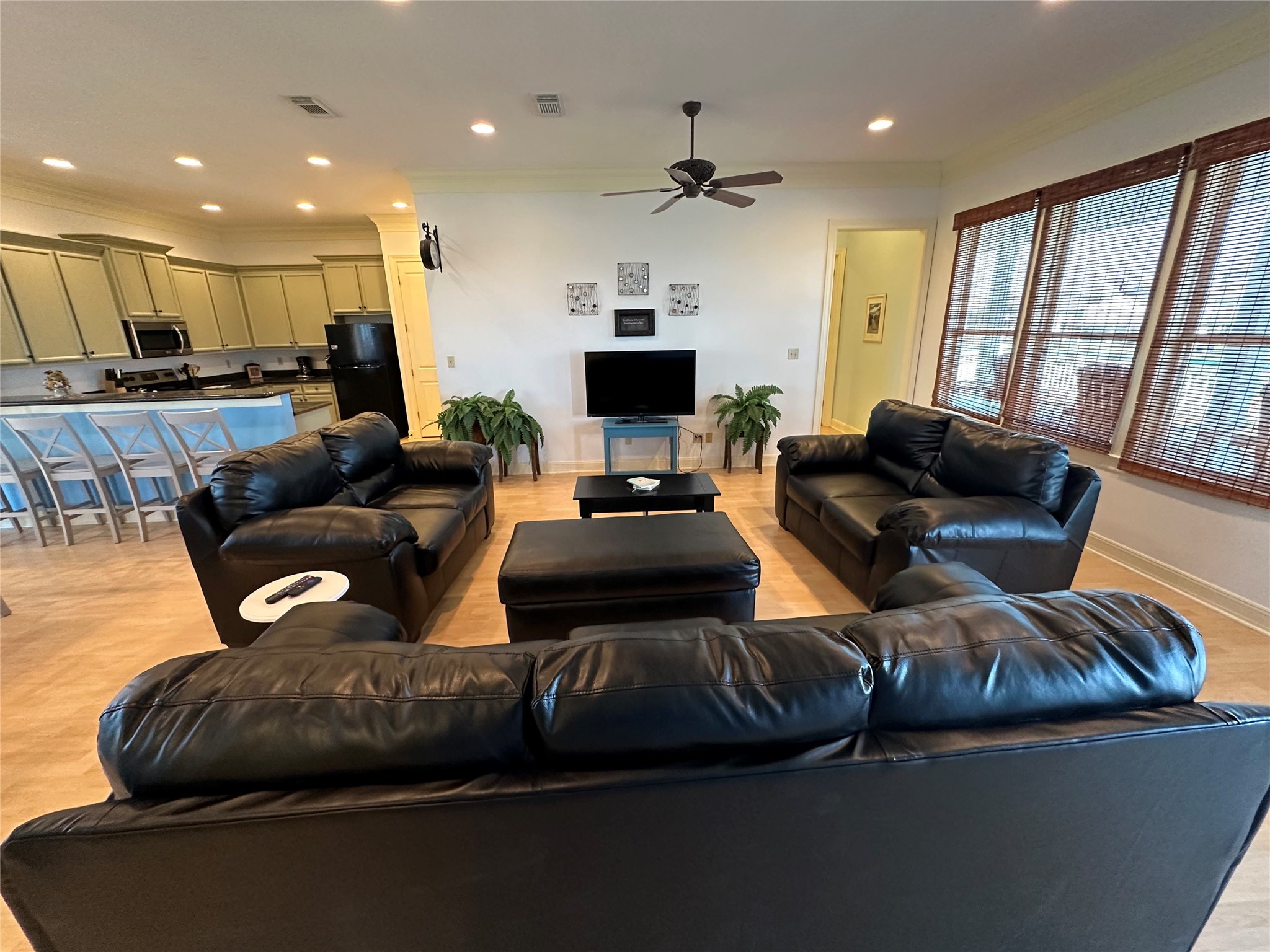 2529 Howell Crystal Beach, TX 77650 - Photo 8 of 41 a living room with furniture and a flat screen tv