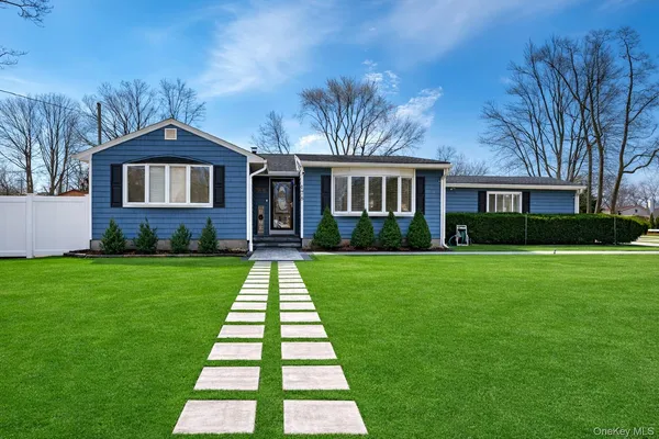 $649,000 | 178 Spur Drive South, Bay Shore, NY 11706
