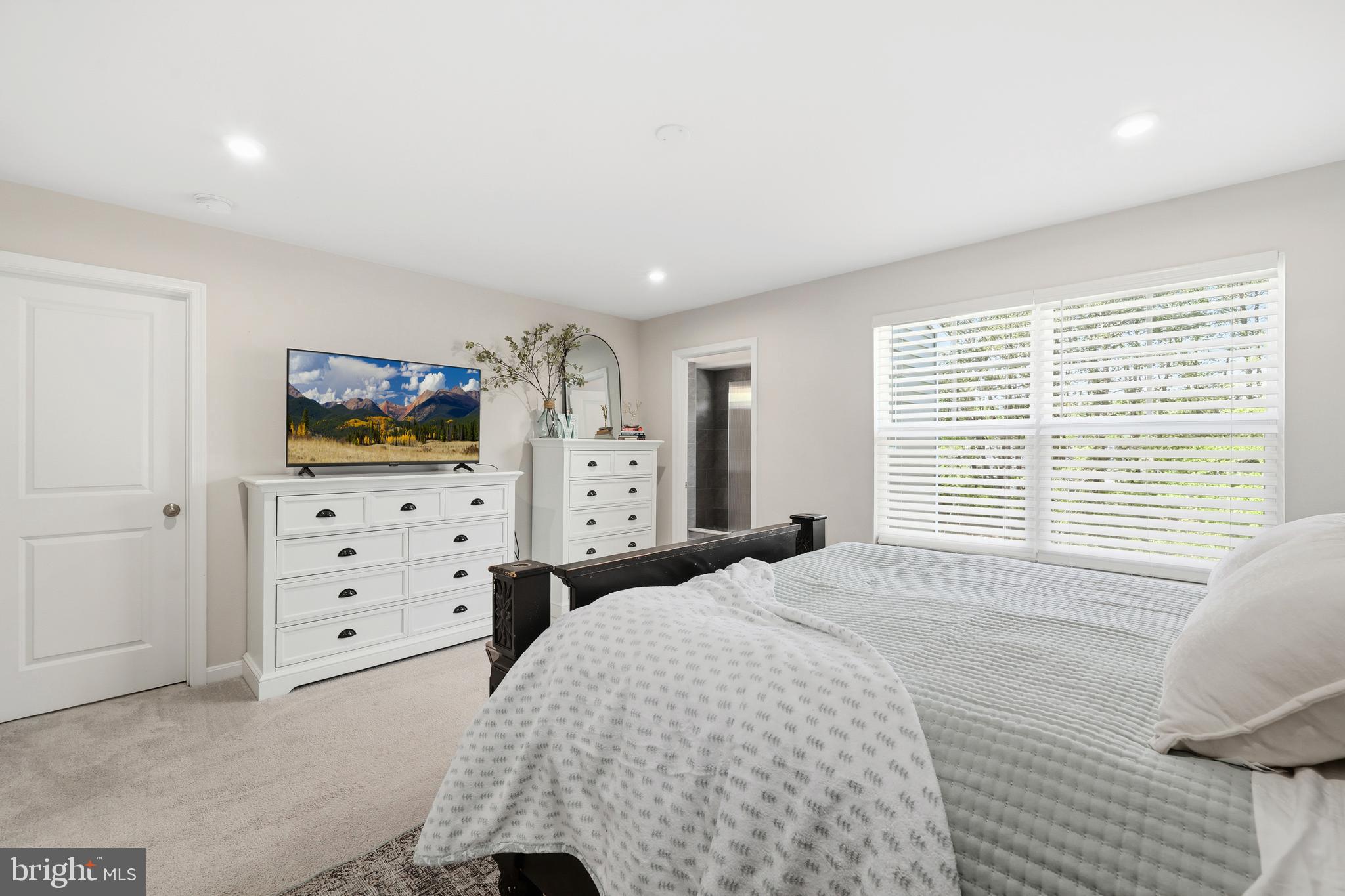 18319 Summit Pointe Drive Triangle, VA 22172 - Photo 14 of 40 a spacious bedroom with a bed and a flat screen tv