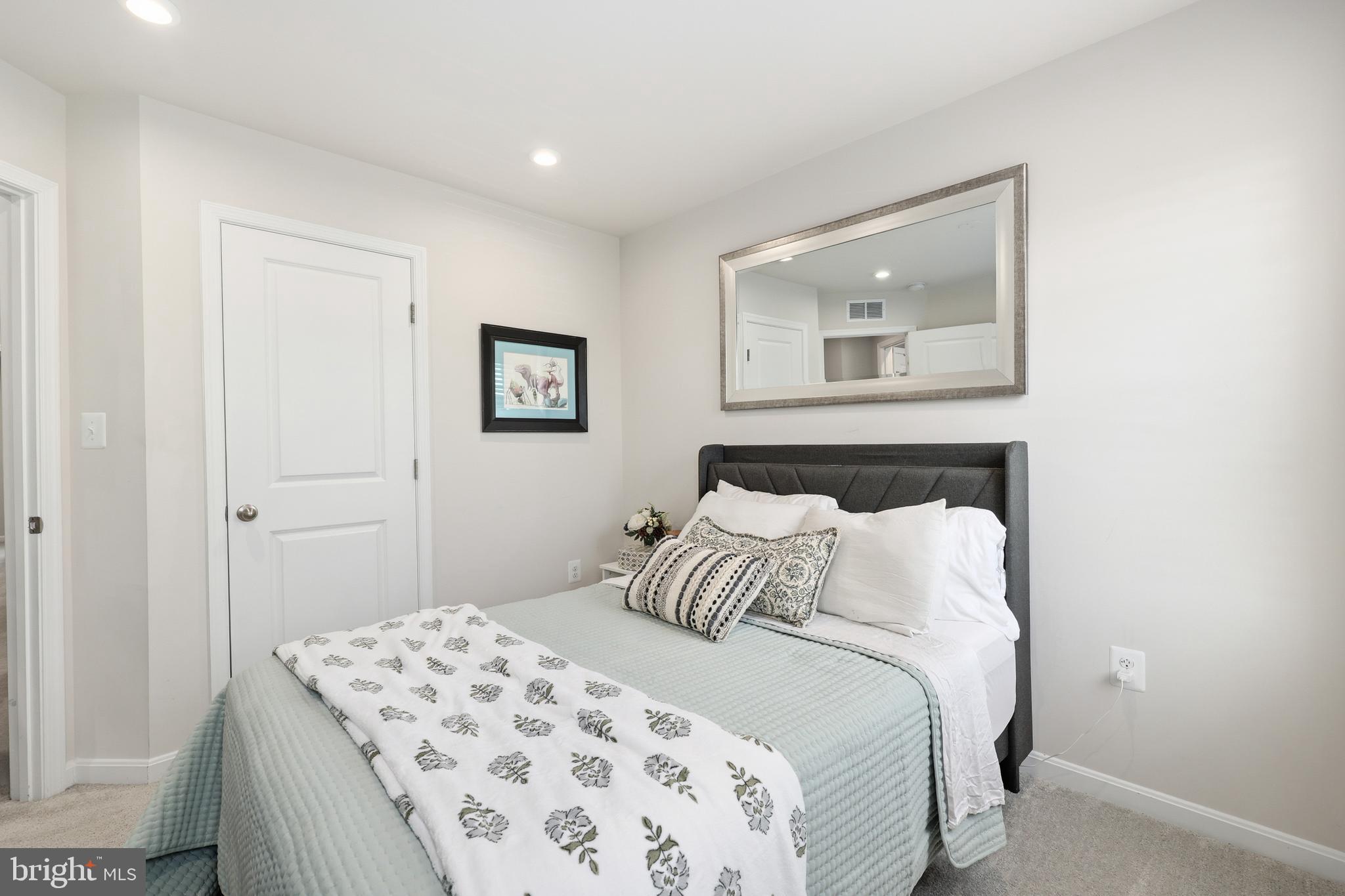 18319 Summit Pointe Drive Triangle, VA 22172 - Photo 17 of 40 a bedroom with a bed and painting on the wall