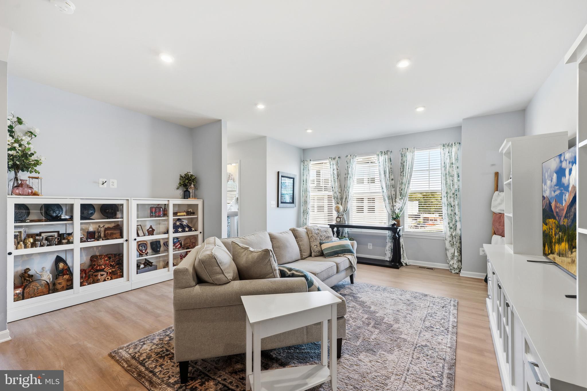 18319 Summit Pointe Drive Triangle, VA 22172 - Photo 2 of 40 a living room with furniture and a wooden floor
