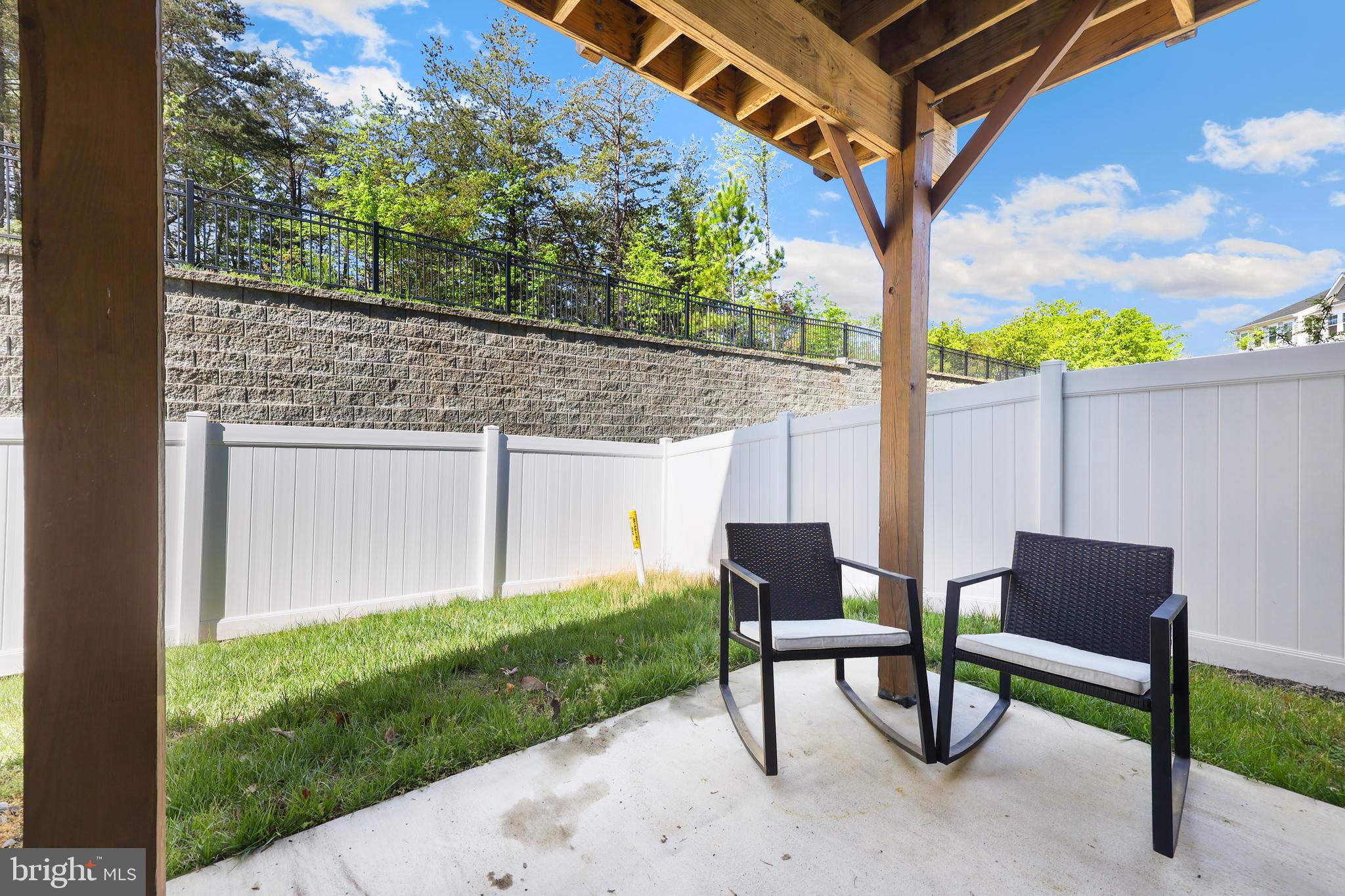 18319 Summit Pointe Drive Triangle, VA 22172 - Photo 28 of 40 a view of backyard with a table and chairs