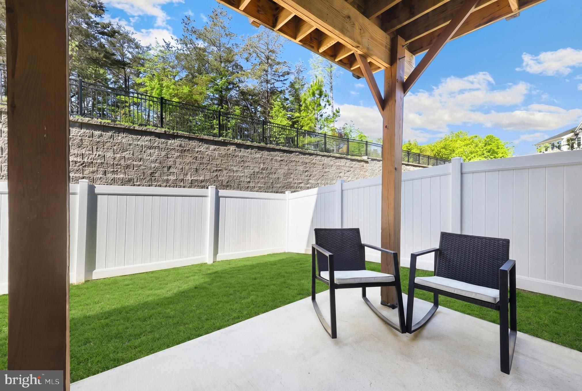 18319 Summit Pointe Drive Triangle, VA 22172 - Photo 36 of 40 a view of backyard with a table and chairs