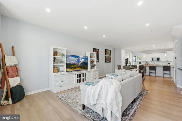 $589,999 | 18319 Summit Pointe Drive, Triangle, VA 22172