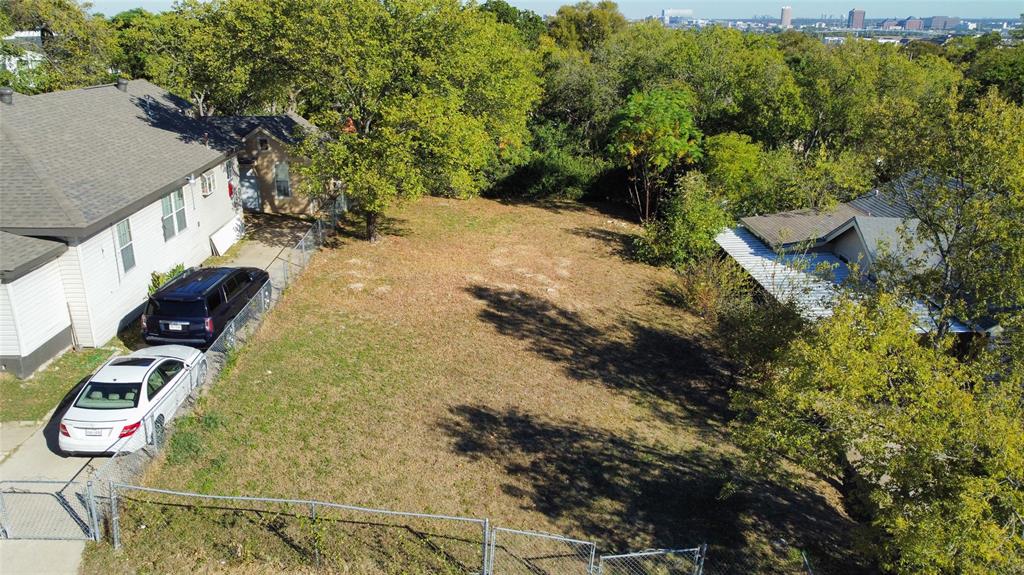 1701 Flanders Street Dallas, TX 75208 - Photo 12 of 19 Drone / aerial view of a tree filled landscape