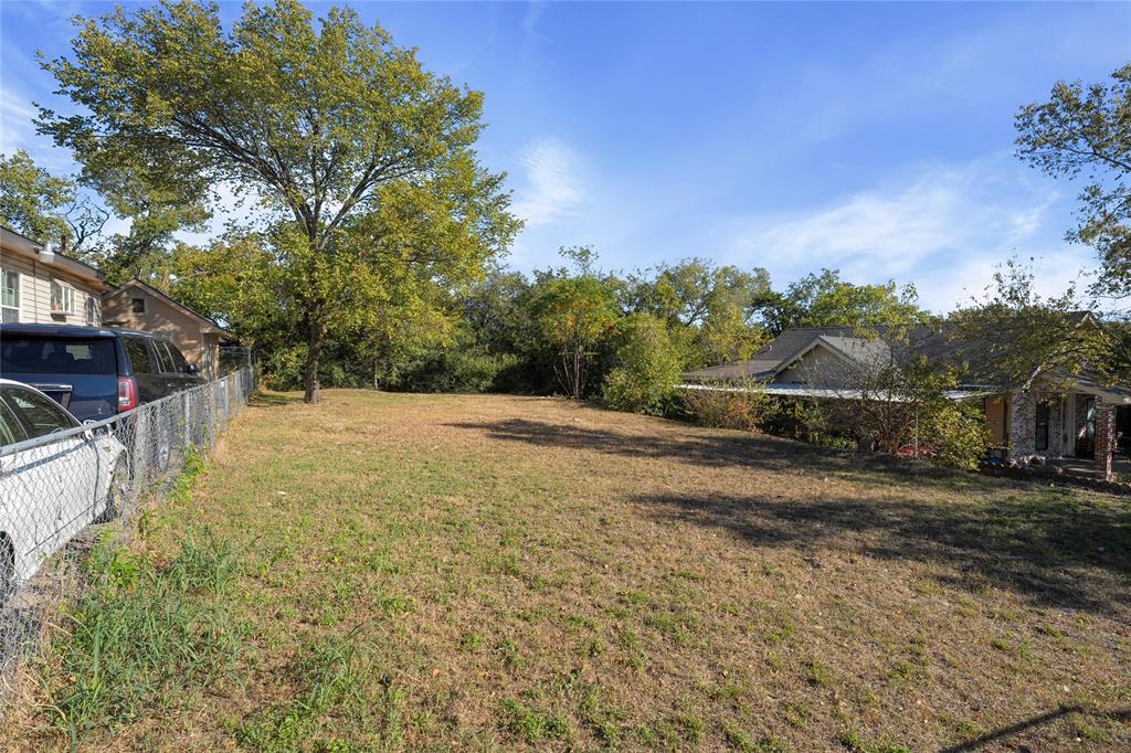 1701 Flanders Street Dallas, TX 75208 - Photo 15 of 19 View of yard